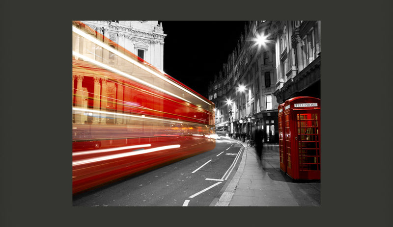 Fotomurale - Autobus in Movimento e Rossa Cabina Telefonica 200X154 cm Carta da Parato Erroi-2