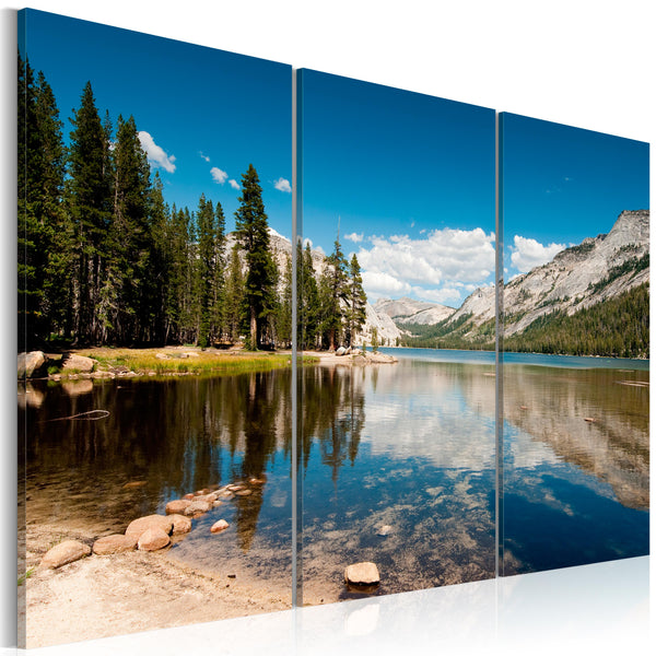 sconto Leinwandbild - Berge, Bäume und der kristallklare Erroi-See